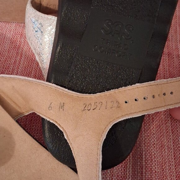 SAS Women's Sanibel Shiny Gold Comfort Thong Sandal sz 6 Medium - Picture 9 of 10